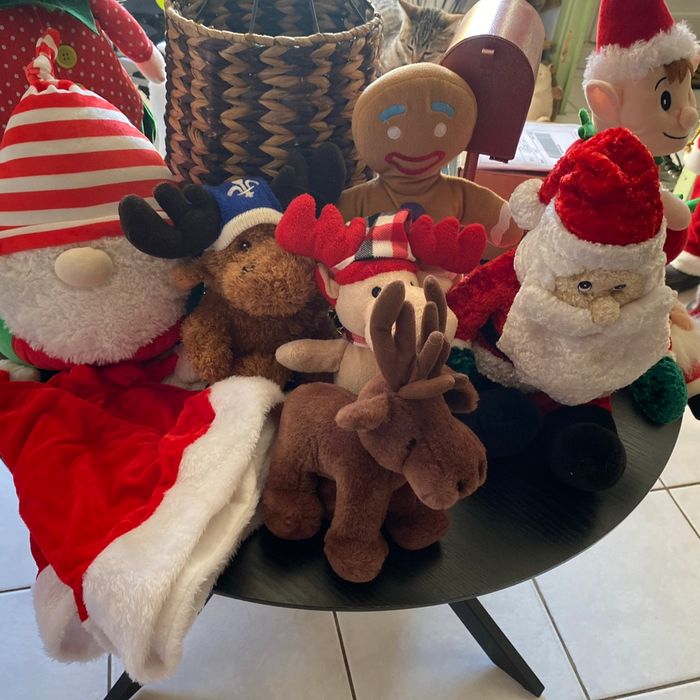 Lot décoration de Noël peluches et 3 bonnets père noël neufs