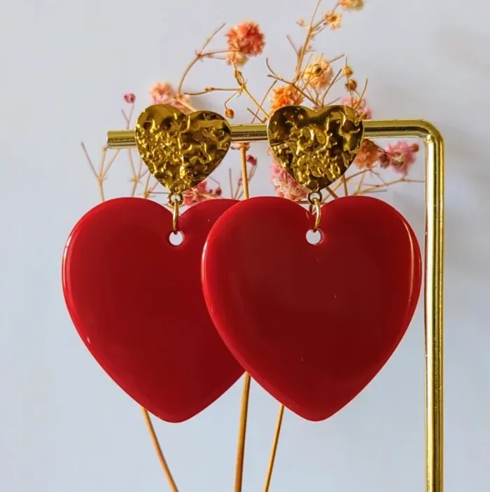 Boucles d'oreilles pendantes double cœur doré rouge