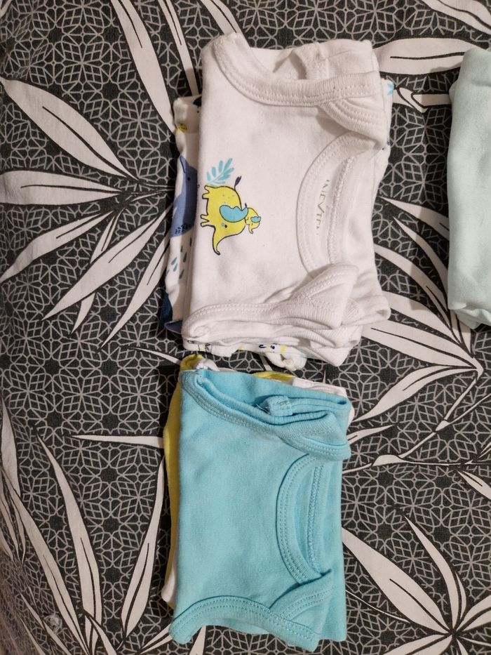 Lot bodies 1 mois - photo numéro 2