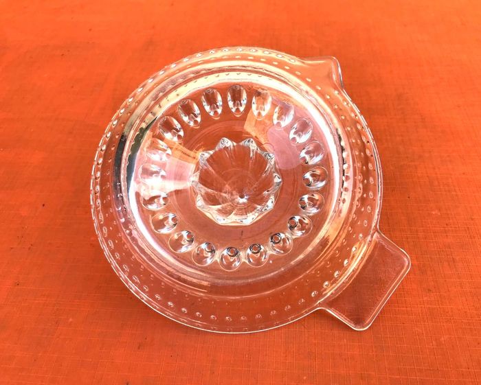 Années 1970 Presse agrumes Verre moulé décor pointes de perles - photo numéro 3