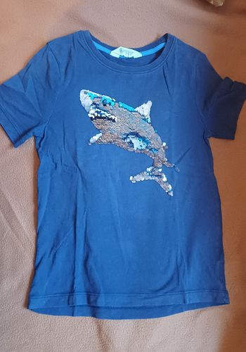 tee shirt bleu marine avec dauphin