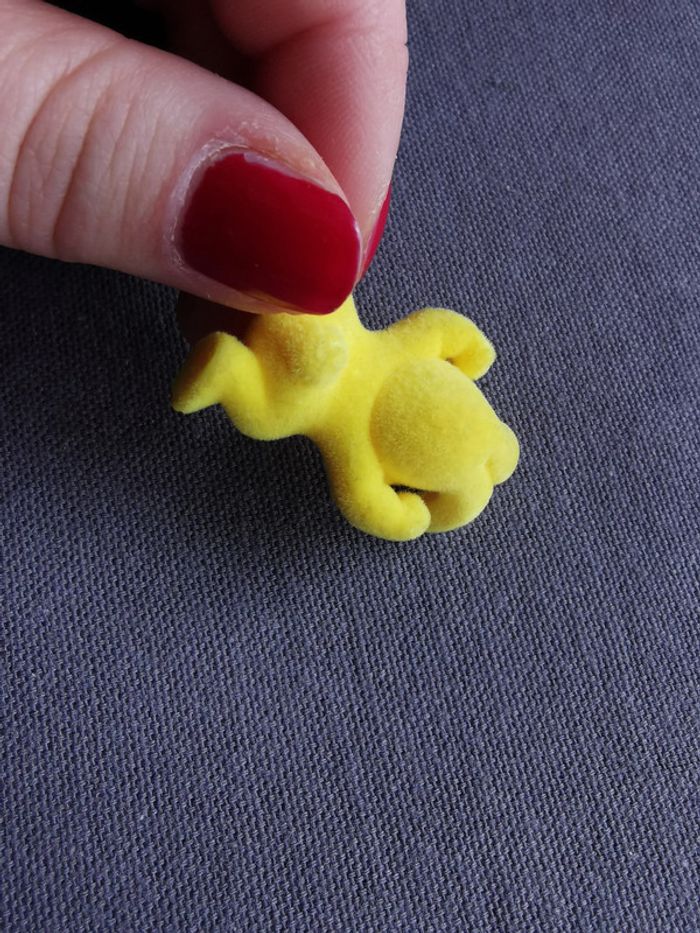 Figurine lapin jaune de Pâques Kinder - photo numéro 3