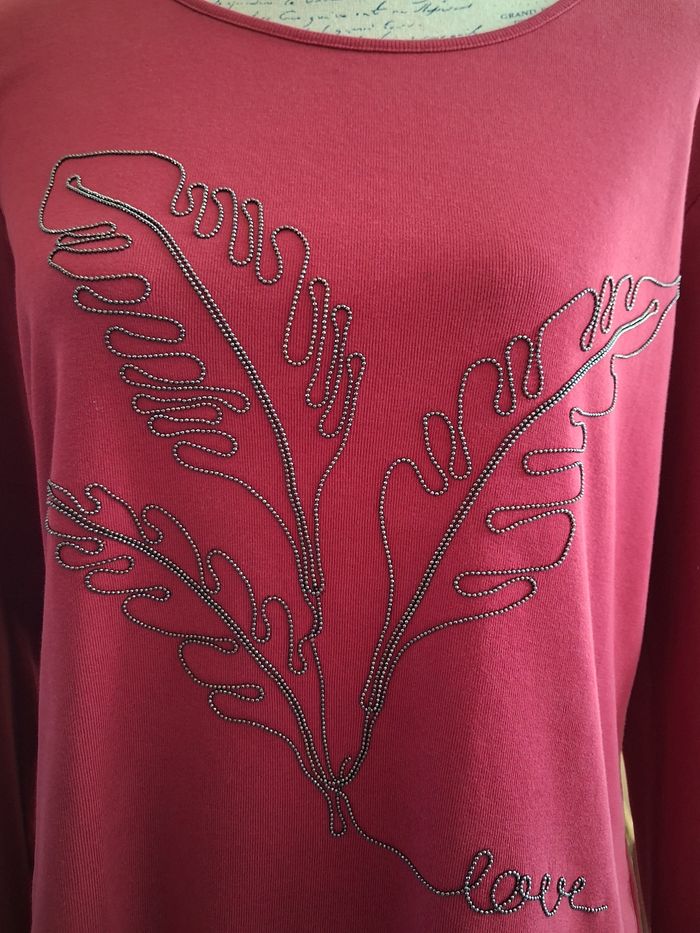 Pull léger bordeaux avec décoration en métal - photo numéro 2