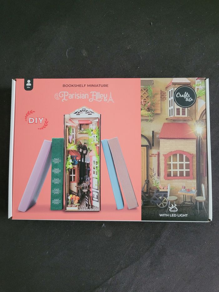 Bookshelf Miniature "Parisian Alley" Craft&Co
