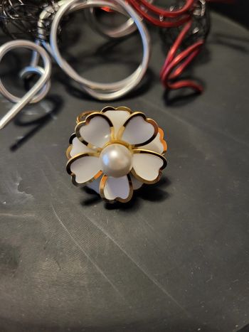 Bague acier inoxydable en forme de fleur dorée et blanche