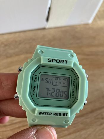 montre sport tendance neuve 