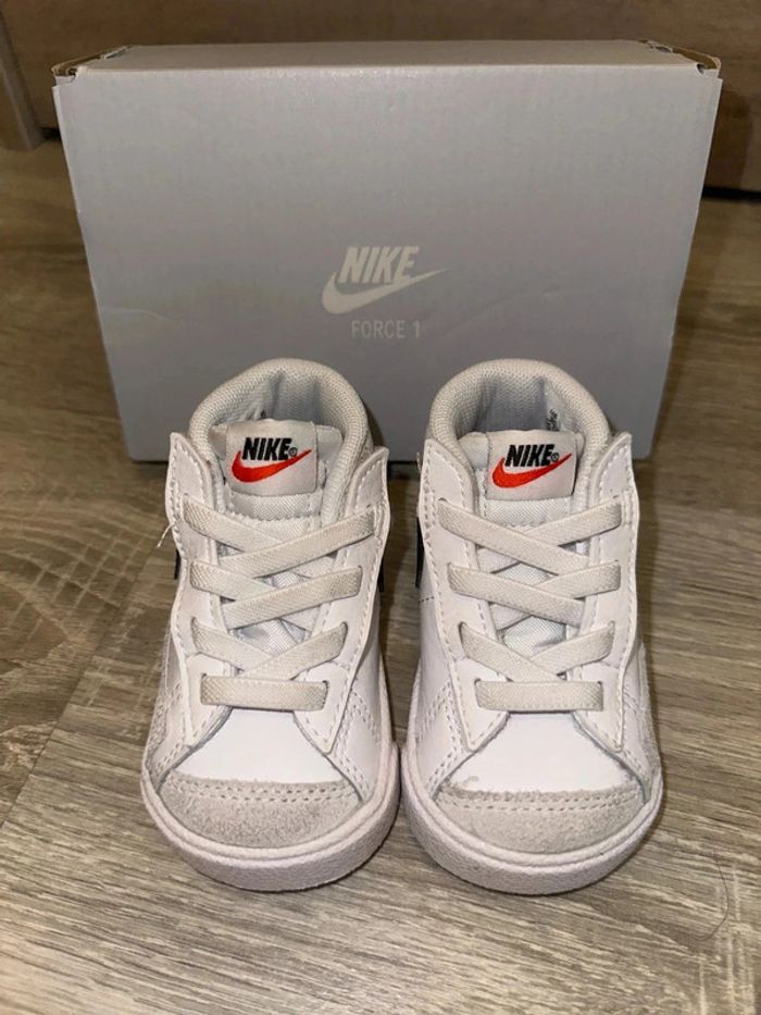 Basket montante Nike T18,5 neuve - photo numéro 4