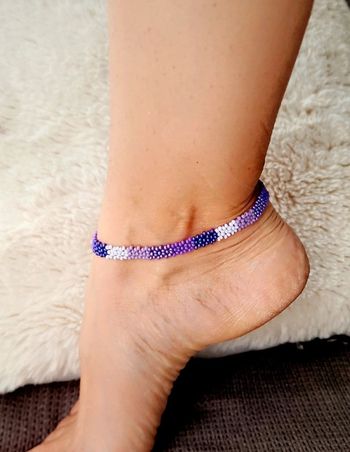 Bracelet de cheville violet