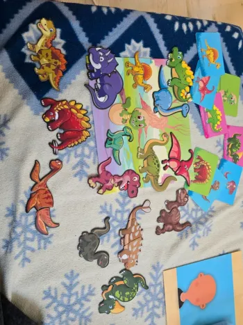 Aimant puzzle dinosaure Avec carte modèle Un plateau aimanté Très bon état Les cartes peuvent présen