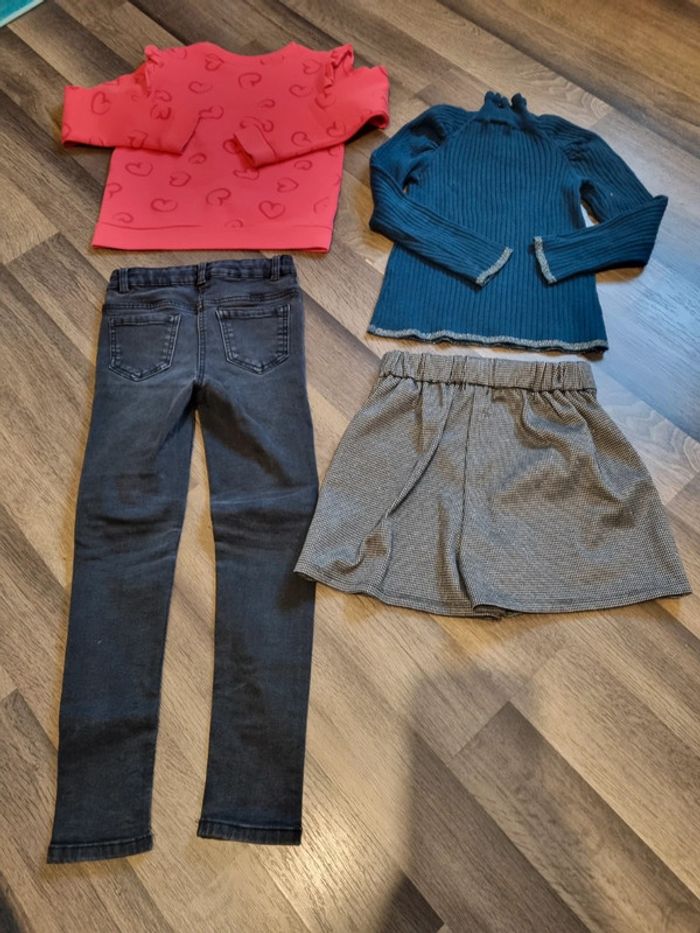 Lot de 2 pulls, 1 jean et un short. Fille. Taille 7/8ans. Tape à l'œil, Gémo. NEUF et en T E - photo numéro 2
