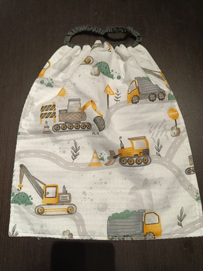 Grande serviette de table lavable , doublée nid d'abeille, élastique , maternelle. Tractopelle travaux