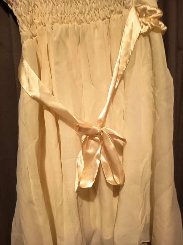 Robe soirée, bustier Une manche sans bretelles et l'autre satin filet or. Marque U Queenie. - photo numéro 5