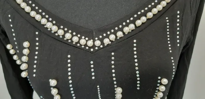 Très joli haut manches longues LC&G avec strass et perles nacrées - photo numéro 5