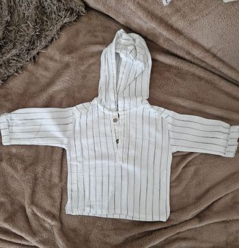 Haut blanc à rayures noires à capuche