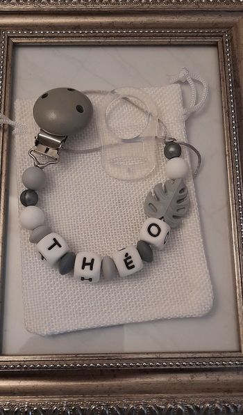 Attache tetine personnalisé avec adaptateur et pochette cadeau