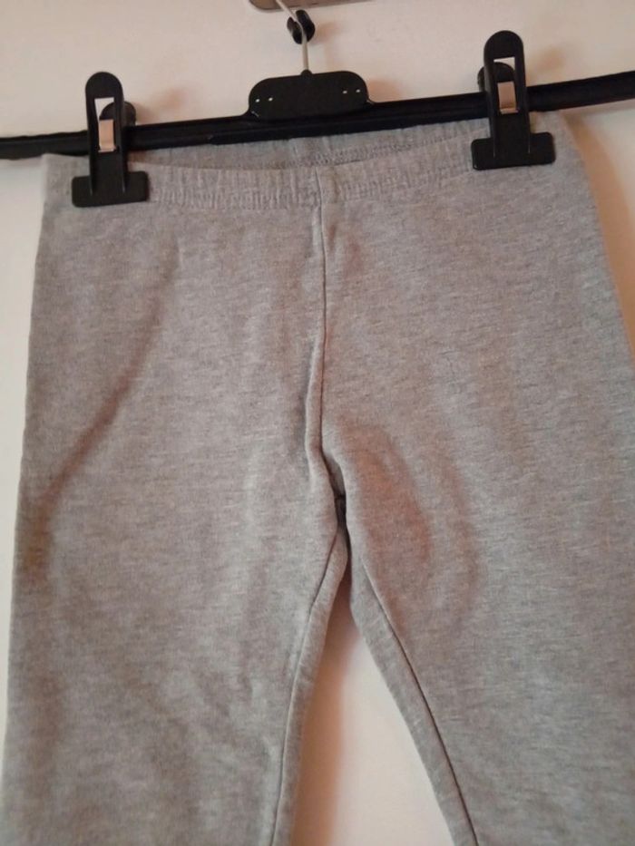 Joli legging gris. C&A. 7 ans - photo numéro 2