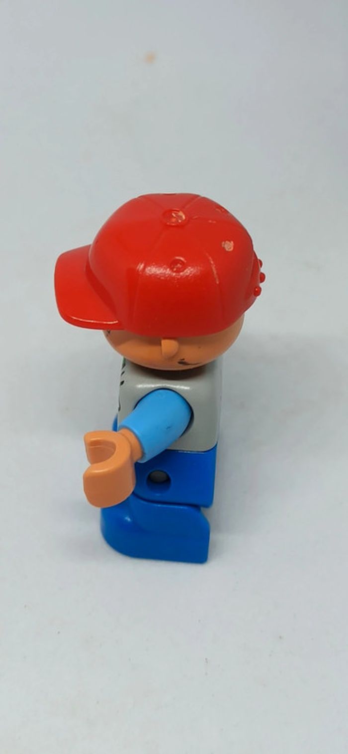 Enfant garçon avec casquette rouge lego duplo - photo numéro 4
