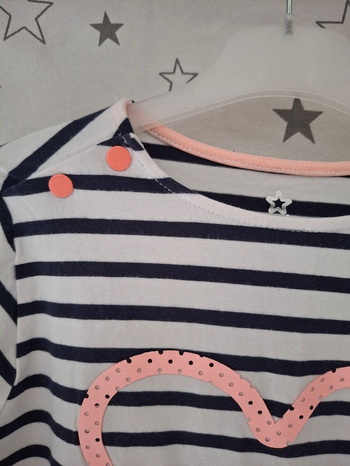 Tee-shirt rayé blanc et bleu marine avec un cœur rose 12 ans Okaïdi 
Très bon état ni trous ni tache - photo numéro 4