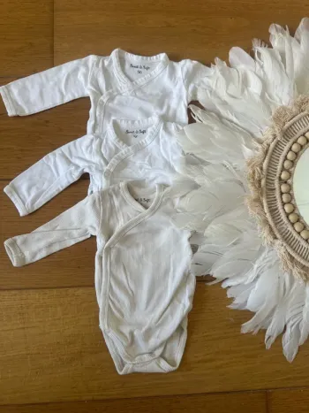 Lot 3 bodies croisés bébé 1 mois – Blanc – Manches longues – Très bon état