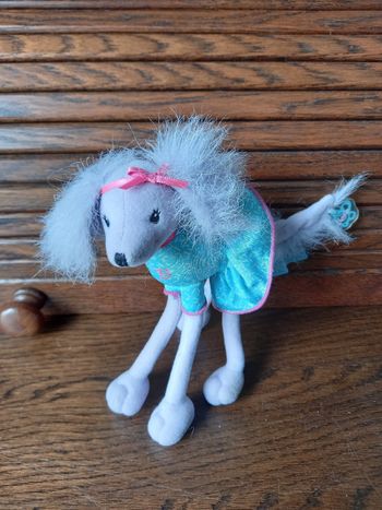 Chien de barbie avec son peigne