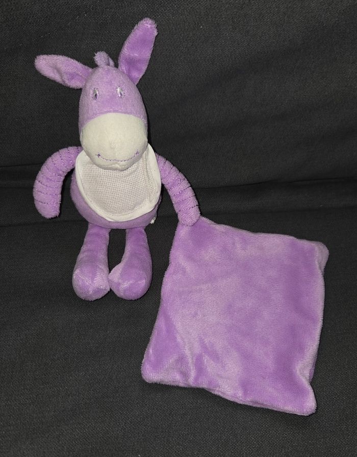 Doudou peluche ane / Cheval mauve avec mouchoir- bavoir a brodé- DMC