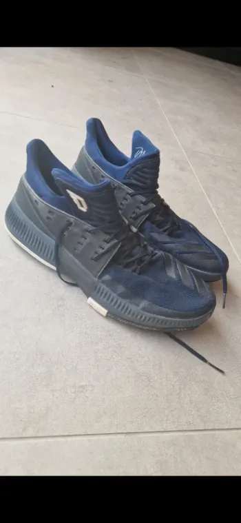 Basket adidas dame 3 marine  taille 52 2/3 tres  bon etat