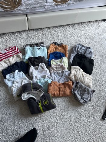 Lot de 24 vêtements garçon naissance 1 mois TBE 
