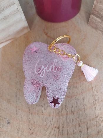Porte clé dent bébé fille avec pompon rose