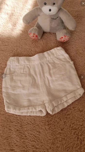 Short écru avec liserets dorés.