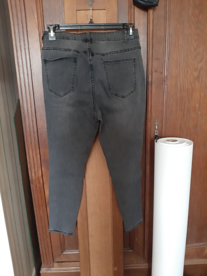 Pantalon trous - photo numéro 2