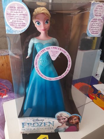 Poupée télécommandée elsa