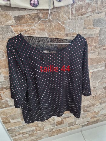 1 chemise manche 3/4 noir avec points blanc rouge  taille 44 marque etam