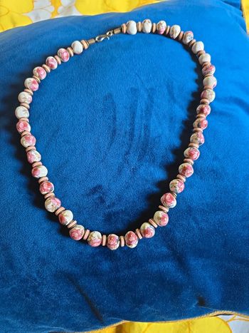 Collier de perles en céramique roses et blanches  vintage
