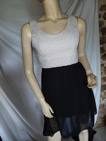 Robe noire blanche