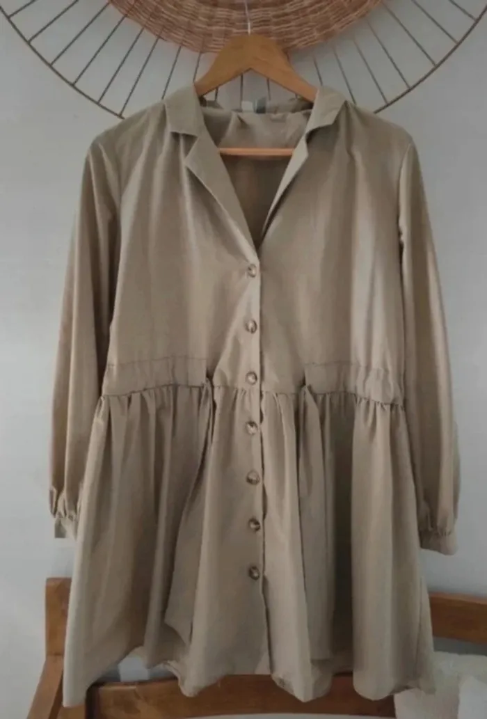 Robe beige boutonnée à manches longues – Taille M très bon état