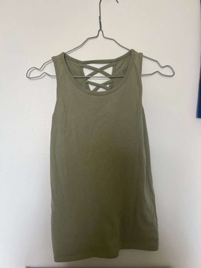 débardeur vert kaki