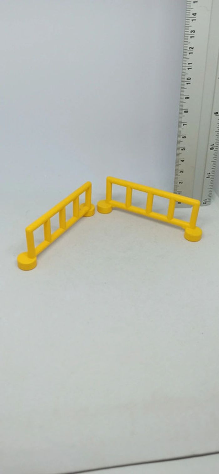 2 barrières jaunes lego duplo