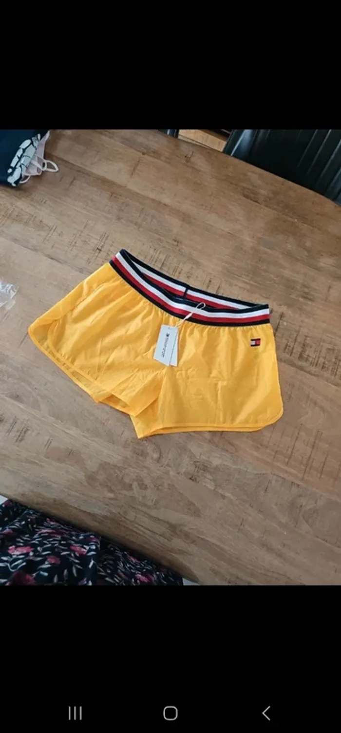 Short de sport / bain tommy hilfiger femme taille L neuf avec etiquette