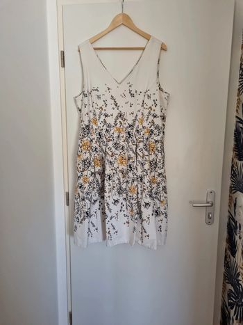 Robe blanche mi longue sans manches