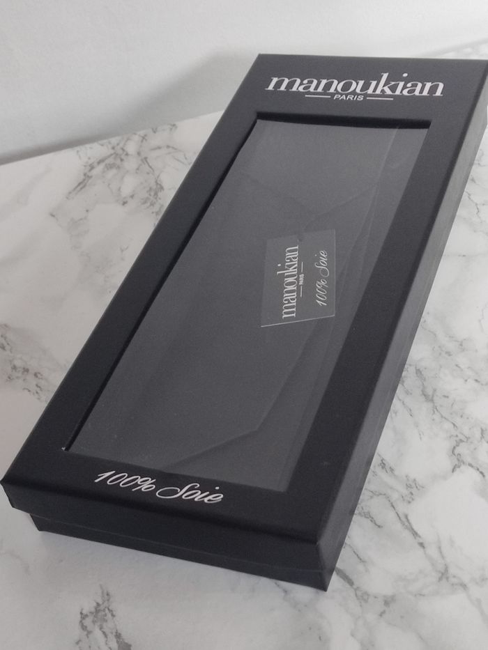 Coffret cadeau cravate noire 100% soie Manoukian neuve avec étiquette