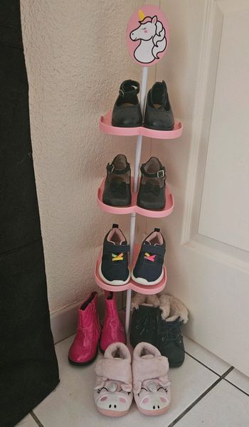 Chaussures fille avec étagère
