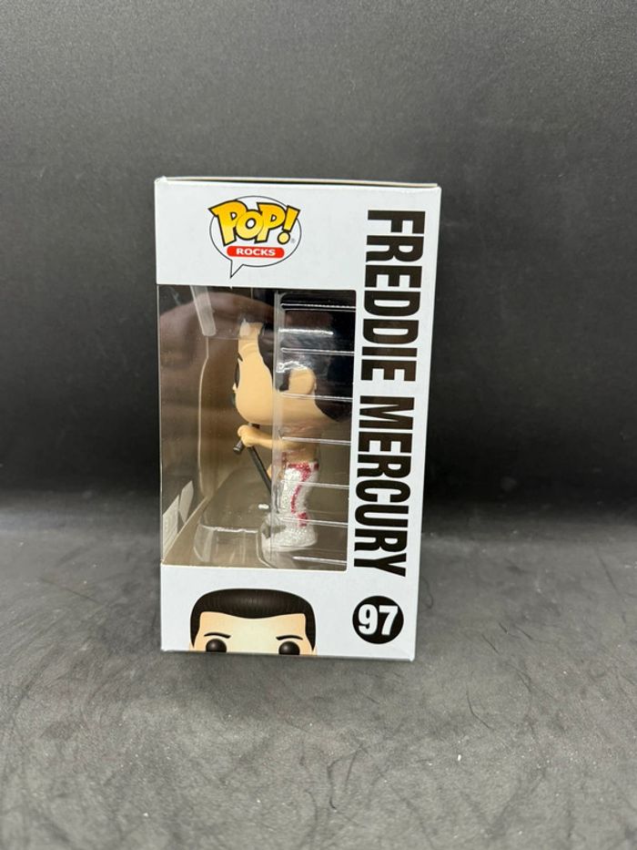 Funko pop queen Freddie mercury 97 diamond FYE Sticker - photo numéro 5