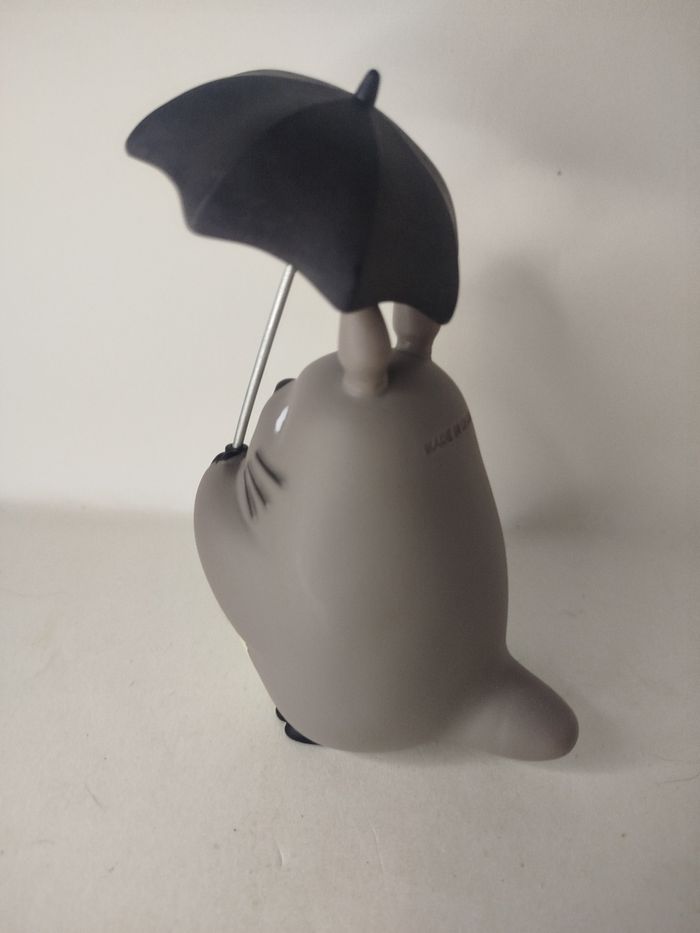 Figurine Totoro sous son parapluie - photo numéro 3