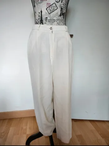 Superbe Pantalon Tailleur de couleur Crème de marque Gregory Pat et de taille 42