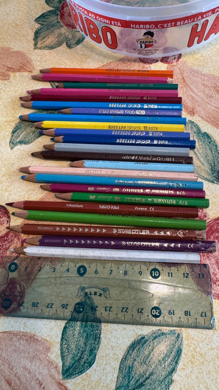 Ensemble avec environ 50 crayon de couleur, 10 feutres (boite haribo) - photo numéro 2