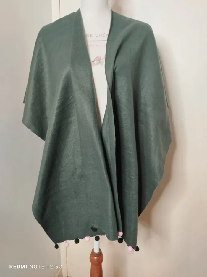 Jolie Poncho avec pompon