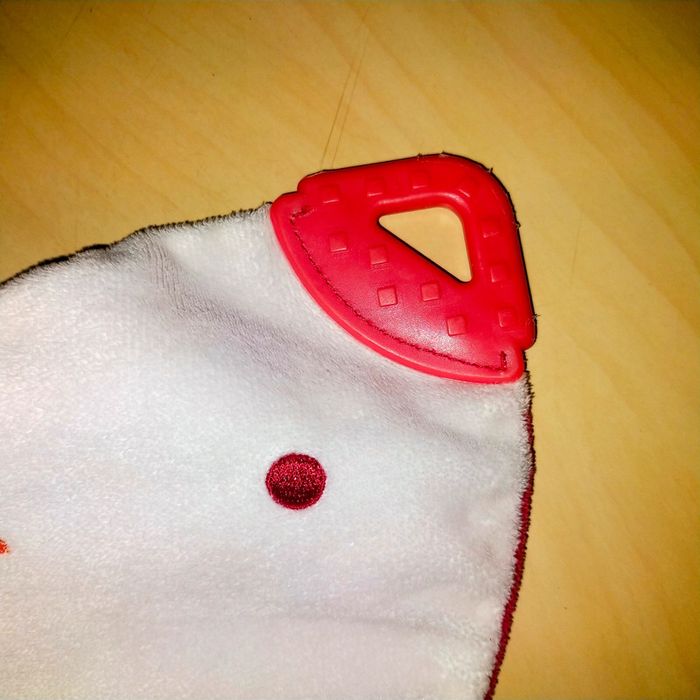 Doudou Vache plate blanche et rouge anneau pour dents p'tit bisou Aubert - photo numéro 3