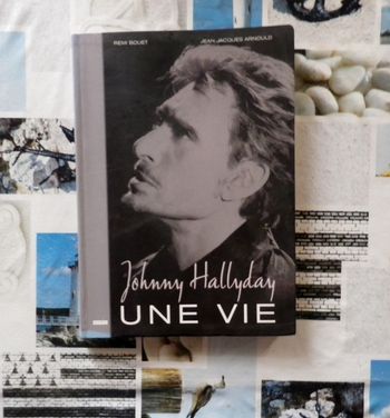 Johnny Hallyday, une vie par R. Bouet et J.Jacques Arnould