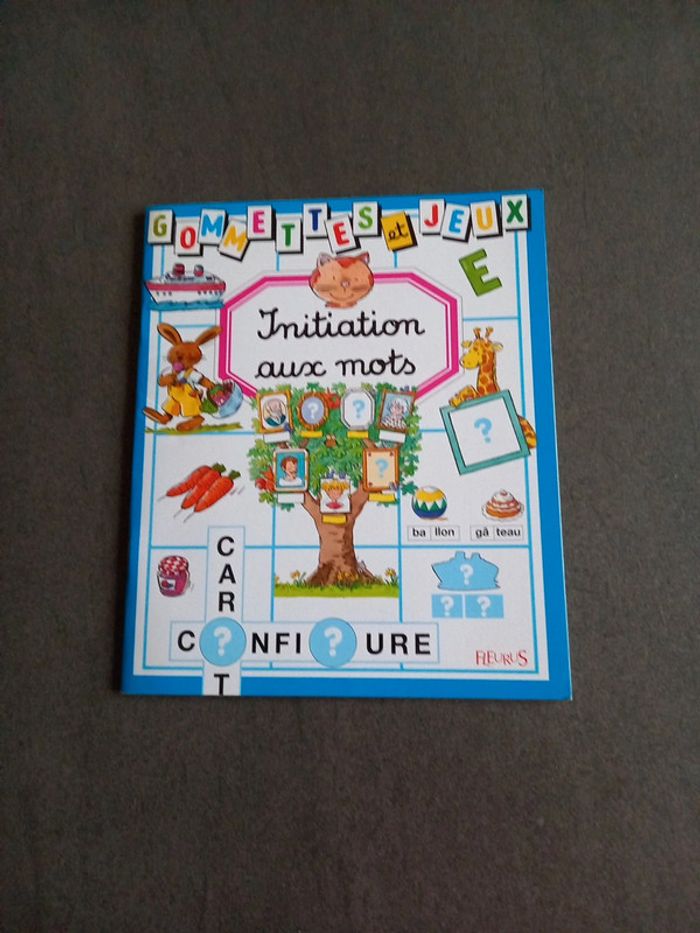 Livre avec stickers Initiation aux mots