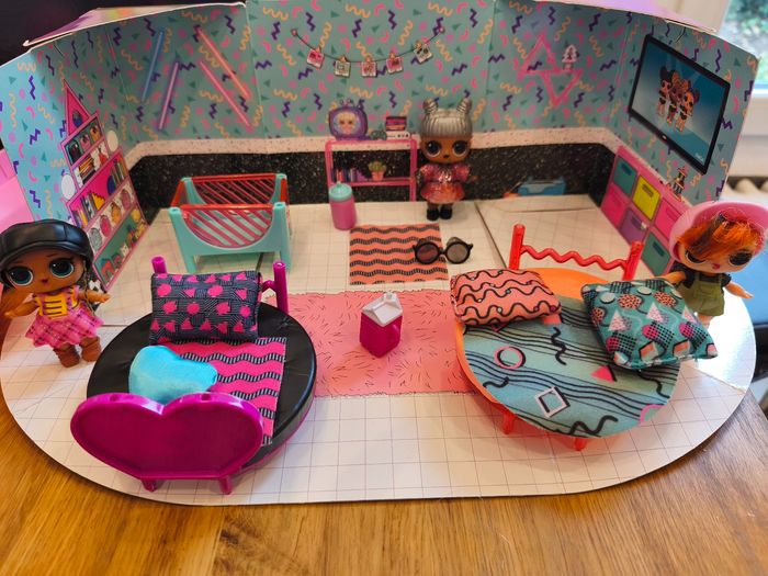 Lot de poupées LOL avec accessoires.